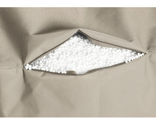 Detailweergave van een zitzak met een geopende ritssluiting en een vulling van witte polystyreenballetjes.