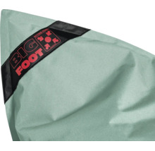 Detailweergave van een zitzak met het Sitting Point Big Foot-logo op een label.