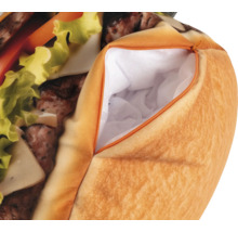 Kussen in de vorm van een hamburger met ritssluiting en binnenvoering.