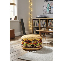 Een ronde poef met hamburgerontwerp, circa 30 centimeter hoog en circa 50 centimeter in diameter, in een lichte kamer met een houten vloer.