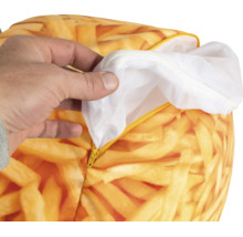 Zitzak met frietprint, detailopname van de ritssluiting en de witte binnenzak.