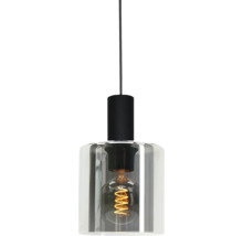 Hanglamp met cilindrische glazen kap, zwarte fitting en zichtbare filamentlamp.