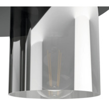 Detailweergave van een cilindrische lampenkap met een zichtbare filamentlamp.