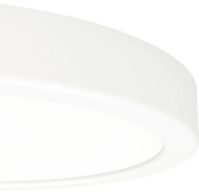Detailweergave van een ronde plafondlamp met een glad oppervlak.