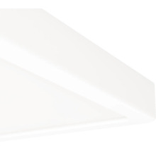Detailopname van de hoek van een witte plafondlamp of een led-paneel.
