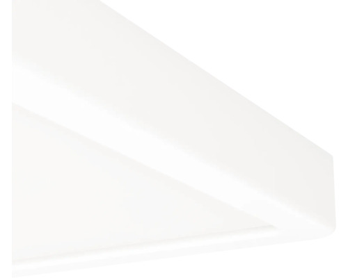 Detailopname van de hoek van een witte plafondlamp of een led-paneel.