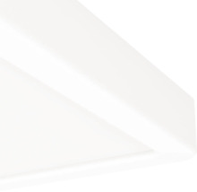 Detailopname van een witte, gladde rand.