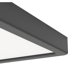 Detailopname van de hoek van een vierkante LED-paneel plafondlamp met een mat donkergrijs frame.