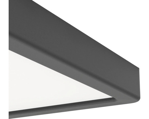 Detailopname van de hoek van een vierkante LED-paneel plafondlamp met een mat donkergrijs frame.