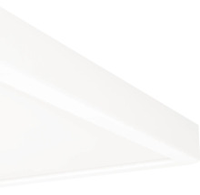 Detailweergave van de hoek van een wit, plat paneel voor plafondmontage.
