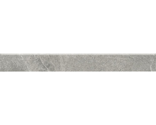 Grijze plint van gres porcellanato met natuursteenlook.