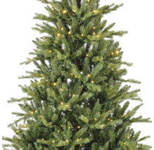 Kunstkerstboom met geïntegreerde warmwitte LED-verlichting en dichte groene takken.