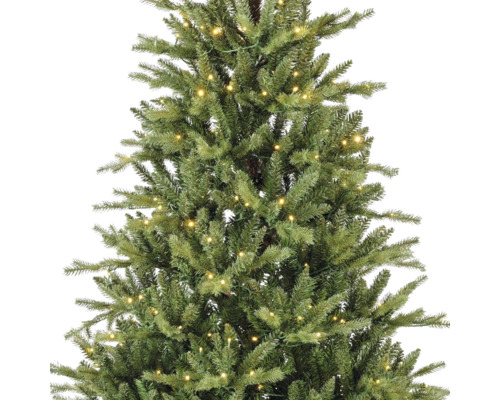 Kunstkerstboom met geïntegreerde warmwitte LED-verlichting en dichte groene takken.