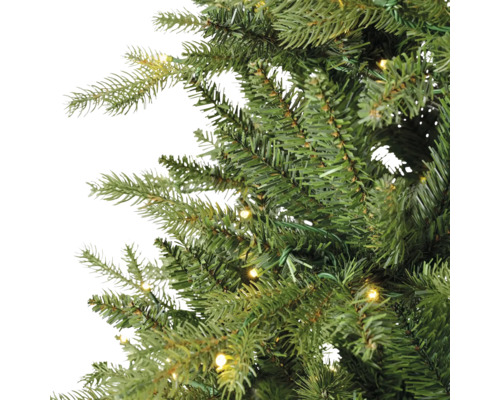 Detailopname van de takken van een kunstkerstboom met geïntegreerde warmwitte LED-verlichting.