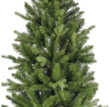 Detailopname van de takken van een kunstkerstboom met dichte groene naalden.