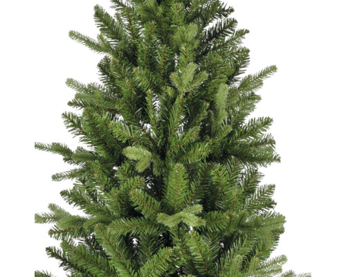 Detailopname van de takken van een kunstkerstboom met dichte groene naalden.