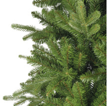 Detailopname van de dichte, realistisch ogende groene takken van een kunstkerstboom.