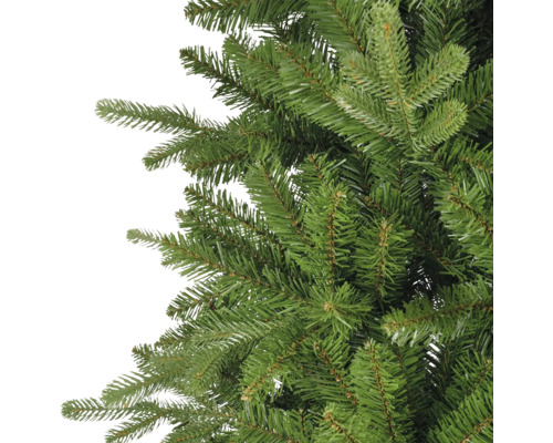 Detailopname van de dichte, realistisch ogende groene takken van een kunstkerstboom.