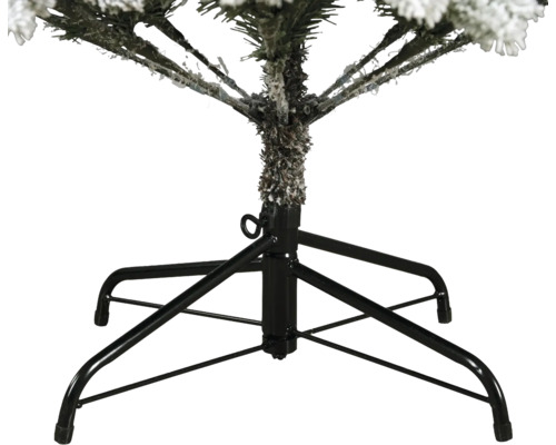 Detailopname van een zwarte kerstboomstandaard van metaal met vier poten en een stelschroef voor een besneeuwde kerstboom.