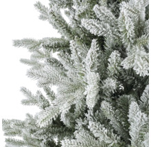 Detailweergave van de besneeuwde takken van een kunstkerstboom voor kerstdecoratie.