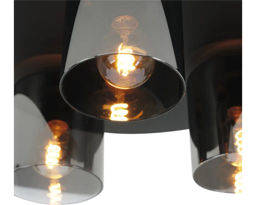 Moderne plafondlamp met cilindrische kappen van rookglas en brandende filamentlampen.
