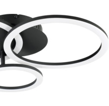 Moderne LED-plafondlamp in zwart en wit met overlappende ringen van metaal en kunststof.