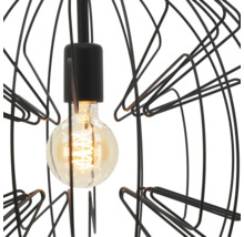 Close-up van een hanglamp met een zwarte metalen draadkooi en een brandende ledlamp in vintage stijl met spiraalvormig filament.
