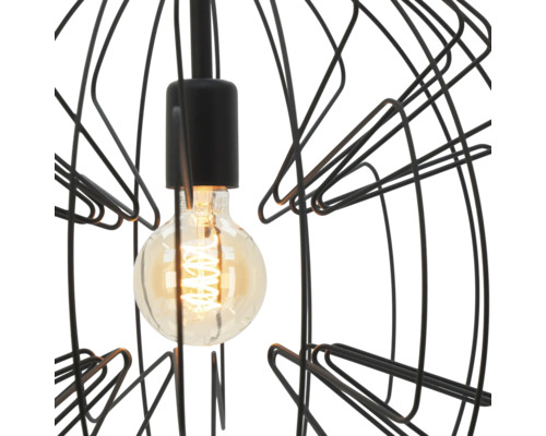 Close-up van een hanglamp met een zwarte metalen draadkooi en een brandende ledlamp in vintage stijl met spiraalvormig filament.