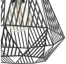 Hanglamp van zwart metaal met een geometrisch kooi-ontwerp en een zichtbare glazen lamp.