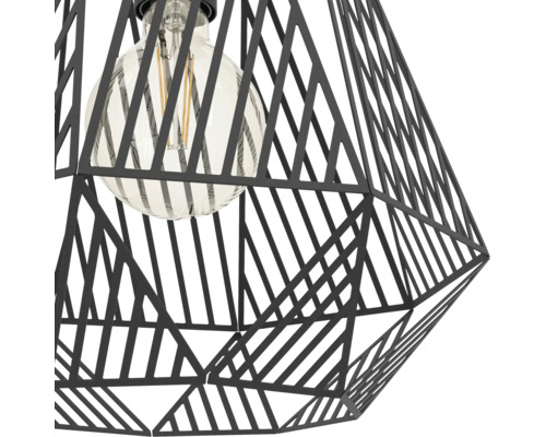 Hanglamp van zwart metaal met een geometrisch kooi-ontwerp en een zichtbare glazen lamp.