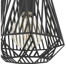 Hanglamp met zwarte metalen kap in geometrisch design en zichtbare led-filamentlamp.
