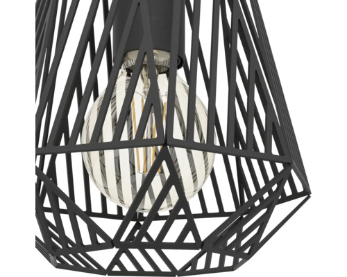 Hanglamp met zwarte metalen kap in geometrisch design en zichtbare led-filamentlamp.