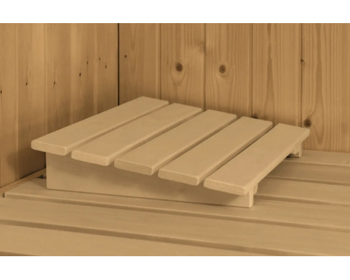 Ergonomische sauna hoofdsteun van licht hout op een saunabank voor een houten wand.