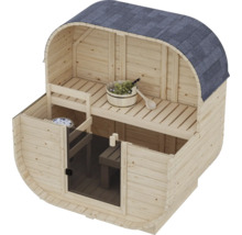 Houten ton sauna met dakbedekking, geïntegreerde bank, saunabak en glazen deurpaneel.