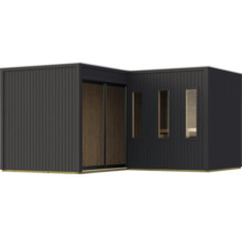 Modern tuinhuis met plat dak en verticale wandbekleding, inclusief schuifdeur en vensterpartijen.