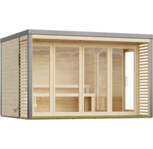 Moderne houten tuinsauna met kamerhoge glazen elementen, plat dak en lamellen zijpanelen.