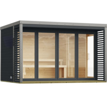 Moderne tuinsauna met glazen pui en houten interieur.