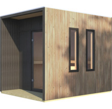 Moderne houten tuinsauna met verticale lattengevel, twee smalle ramen en een glazen toegangsdeur op een houten vlonder.