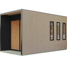 Modern tuinhuis van hout met verticale lattenbekleding, plat dak en drie smalle ramen voor een elegante uitstraling.