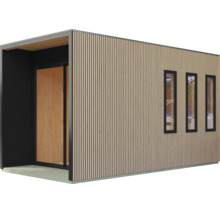 Modern tuinhuis met verticale houten gevelbekleding, drie smalle ramen en een toegangsdeur.