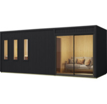 Modern houten tuinhuis met verticale gevelbekleding drie ramen en een grote schuifdeur met een bank in het interieur.