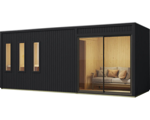 Modern houten tuinhuis met verticale gevelbekleding drie ramen en een grote schuifdeur met een bank in het interieur.