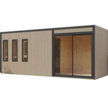 Modern houten tuinhuis met verticale lattengevel, drie smalle ramen en een grote schuifpui.