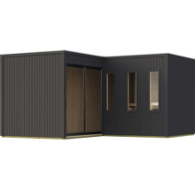 Modern tuinhuis met plat dak, verticale houten gevelbekleding, schuifdeur en smalle raampartijen in L-vorm.