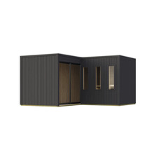 Moderne L-vormige tuinhuissauna met plat dak, verticale houten gevel, schuifdeur en drie hoge ramen.