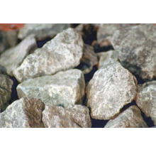 Een verzameling natuurlijke sierstenen voor tuininrichting en decoratie.