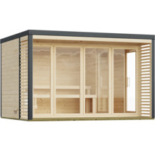 Moderne houten tuinsauna met grote glazen fronten en lamellen zijpanelen.