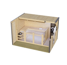 Moderne houten tuinsauna met glazen voorzijde en saunabanken in de binnenruimte en een terras aan de voorzijde.