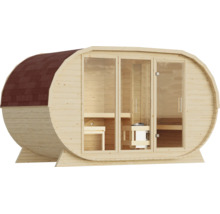 Moderne houten ton-sauna met twee grote glaselementen, een glazen deur en zitbanken in het interieur.