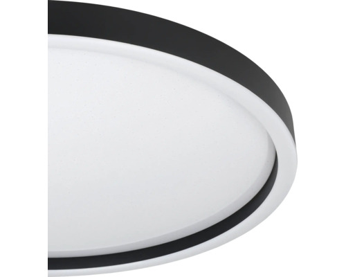 Ronde LED-plafondlamp met sterrenhemel-effect en zwarte rand.